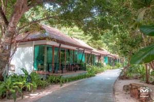 un edificio con una pasarela delante de él en Victoria Cliff Resort Nyaung Oo Phee Island, en Nga Khin Nyo Gyee Island