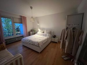 1 dormitorio con cama blanca y ventana en Feel home en Frankfurt