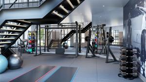 sala fitness ze sprzętem i schodami w obiekcie Contemporary, stylish south coast home w Poole