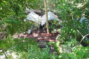 una vista aérea de una tienda en medio de árboles en Victoria Cliff Resort Nyaung Oo Phee Island, en Nga Khin Nyo Gyee Island