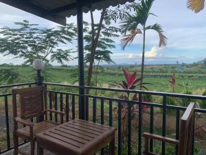 un banc en bois installé au-dessus d'un balcon dans l'établissement I AM Koh Ker, à Phumĭ Mréch