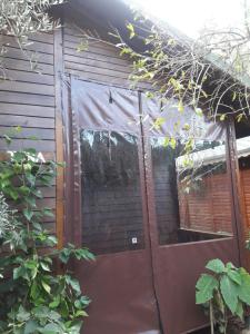 uma porta para uma casa com uma cortina sobre ela em Bungalow Halil em Cıralı