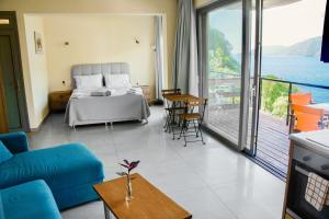 1 dormitorio con cama y vistas al océano en Soul Beach Suites, en Vasiliki