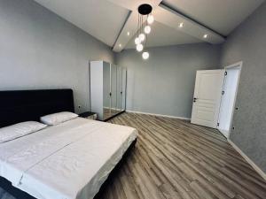 um quarto com uma grande cama branca num quarto em Villa Buzovna1 em Buzovna