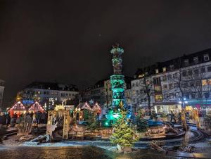Una exhibición navideña frente a un edificio con luces. en 3 Zimmer Apartment mitten in Altstadt - Koblenz, en Coblenza