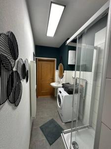 y baño con ducha, aseo y lavamanos. en 3 Zimmer Apartment mitten in Altstadt - Koblenz, en Coblenza