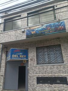 een gebouw met een bord aan de zijkant bij Alojamiento familiar rey in Punta Arenas