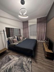 um quarto com uma cama grande num quarto em 3 Zimmer Apartment mitten in Altstadt - Koblenz em Koblenz