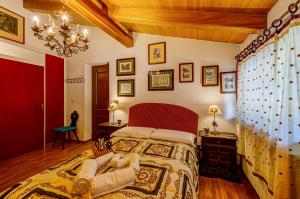 a bedroom with a large bed in a room at Casa Doretta in La Saxe