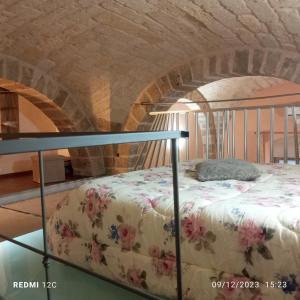 una camera con letto in una stanza con soffitti a volta di The Nest of Envy a Bari