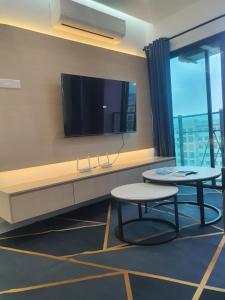 Il comprend un salon doté d'une télévision à écran plat et d'une table. dans l'établissement Majestic Maxim 3 Bedrooms Block D Near MRT, à Kuala Lumpur