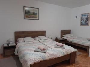 Un pat sau paturi într-o cameră la Apartman kod dide i bake