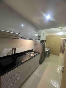 uma cozinha com um lavatório e um frigorífico em CD Place staycation with Wifi & Netflix em Manila