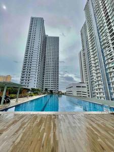 uma grande piscina numa cidade com edifícios altos em CD Place staycation with Wifi & Netflix em Manila