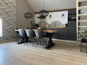 een eetkamer met een tafel en stoelen in een keuken bij Gastenverblijf Rodenburg in Streefkerk