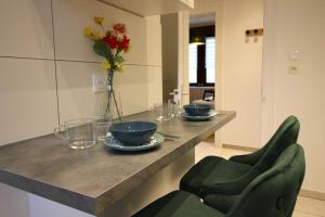 eine Küche mit zwei Schüsseln auf einer Theke mit Stühlen in der Unterkunft Nouveau - Le Shilichic - Gare in Schiltigheim