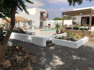 une villa avec une piscine et une maison dans l'établissement Rincon Botanico at Tiagua81 Cosy Studio with shared pool, à Tiagua
