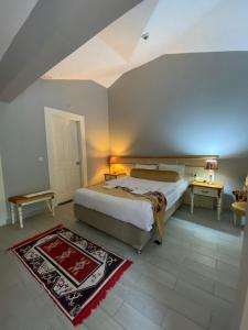 Schlafzimmer mit einem Kingsize-Bett und einem Tisch in der Unterkunft EMAN TERMAL HOTEL in Ilıcalı