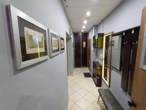 Fotografie z fotogalerie ubytování APARTAMENT VENGE -CAŁE MIESZKANIE 46m2 NA WYŁĄCZNOŚĆ - Z JEDNĄ SYPIALNIĄ I JEDNYM SYPIALNO-SALONEM -3 PIĘTRO BEZ WINDY- REZERWACJA BEZ KARTY KREDYTOWEJ-KLIMATYZACJA-NETFLIX-2 ŁÓŻECZKA DZIECIĘCE- BEZPŁATNY PARKING PUBLICZNY ve Vratislavi