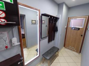 Fotografie z fotogalerie ubytování APARTAMENT VENGE -CAŁE MIESZKANIE 46m2 NA WYŁĄCZNOŚĆ - Z JEDNĄ SYPIALNIĄ I JEDNYM SYPIALNO-SALONEM -3 PIĘTRO BEZ WINDY- REZERWACJA BEZ KARTY KREDYTOWEJ-KLIMATYZACJA-NETFLIX-2 ŁÓŻECZKA DZIECIĘCE- BEZPŁATNY PARKING PUBLICZNY ve Vratislavi