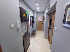 TV a/nebo společenská místnost v ubytování APARTAMENT VENGE -CAŁE MIESZKANIE 46m2 NA WYŁĄCZNOŚĆ - Z JEDNĄ SYPIALNIĄ I JEDNYM SYPIALNO-SALONEM -3 PIĘTRO BEZ WINDY- REZERWACJA BEZ KARTY KREDYTOWEJ-KLIMATYZACJA-NETFLIX-2 ŁÓŻECZKA DZIECIĘCE- BEZPŁATNY PARKING PUBLICZNY
