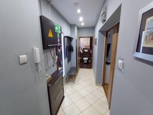 TV a/nebo společenská místnost v ubytování APARTAMENT VENGE -CAŁE MIESZKANIE 46m2 NA WYŁĄCZNOŚĆ - Z JEDNĄ SYPIALNIĄ I JEDNYM SYPIALNO-SALONEM -3 PIĘTRO BEZ WINDY- REZERWACJA BEZ KARTY KREDYTOWEJ-KLIMATYZACJA-NETFLIX-2 ŁÓŻECZKA DZIECIĘCE- BEZPŁATNY PARKING PUBLICZNY