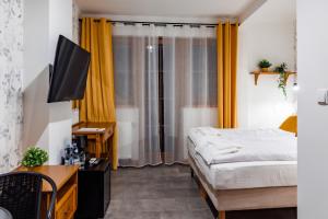 Llit o llits en una habitació de Panorama Górska Wisła Resort & SPA