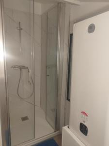 una ducha con puerta de cristal en un baño en Studio au coeur de la ferme, en Saint-Lumine-de-Coutais