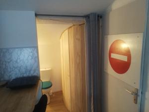 puerta a un baño con aseo en una habitación en Studio au coeur de la ferme, en Saint-Lumine-de-Coutais 2 fotos más