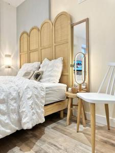 a bedroom with a large bed with a wooden headboard at Logement Entier au Centre Ville in Évreux