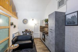 Casa Patrizia في أورفييتو: غرفة معيشة مع أريكة ومطبخ