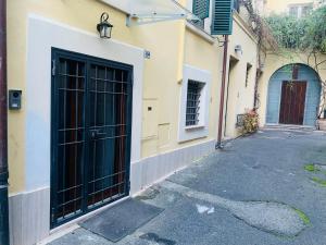 a building with a black door on a street at Loft San Leopardo in Rieti