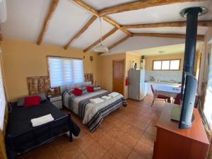 een slaapkamer met een bed en een tv in een kamer bij Patagonia Bordelago in Puerto Ingeniero Ibáñez