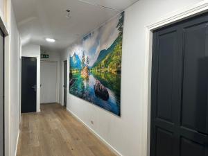 korytarz z dużym obrazem na ścianie w obiekcie B&B Santorini w mieście Maasbree