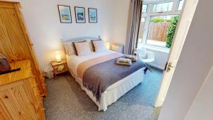 - une chambre avec un lit et une fenêtre dans l'établissement BRAUNTON BEACON VIEW 3 Bedrooms, à Braunton