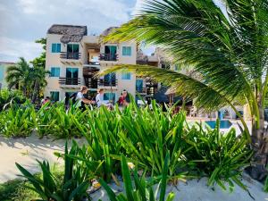 een groep mensen die voor een resort lopen bij Hotel Arenas Mahahual in Mahahual