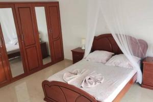 um quarto com uma cama e uma rede mosquiteira em Maison familiale à Tarrafal. em Tarrafal