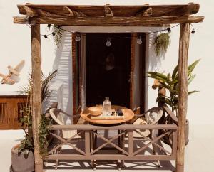 Μπαλκόνι ή βεράντα στο Sala Botanica Studio - Shared Pool - Central Island Location - 10 mins drive to Famara and La Santa +11 φωτογραφίες