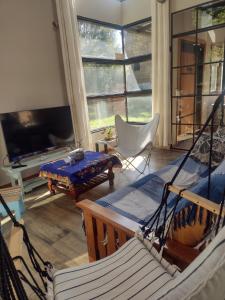 sala de estar con sofá y TV en Casa Mora en San Carlos de Bariloche