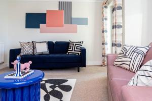 sala de estar con sofá azul y mesa azul en Coastal Comfort Getaway, en Portsmouth