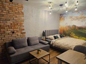 sala de estar con sofá y cama en Agroturystyka u Wańka en Wisła