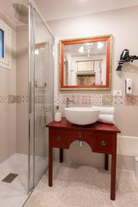 a bathroom with a sink and a shower at "Ea casa de mì 2", l'incanto di vivere Venezia in Venice