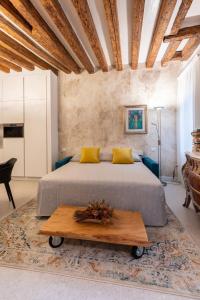 a bedroom with a bed and a wooden table at "Ea casa de mì 2", l'incanto di vivere Venezia in Venice