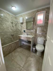ein Bad mit einem Waschbecken und einem WC in der Unterkunft EMAN TERMAL HOTEL in Ilıcalı