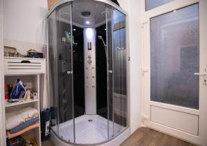 a glass shower in a room with a window at Casa Larisa in Arad