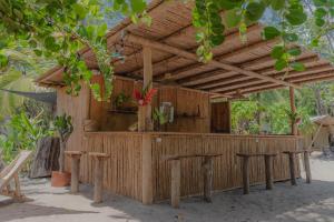 Ein Garten an der Unterkunft Manoush Beach
