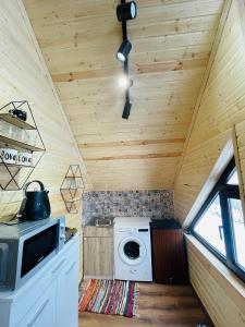 una cocina con lavadora y secadora en una cabaña en Cottage Am Museum, en Mestia