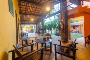 un restaurante con mesas y sillas y un patio en Pousada Cavalo Marinho, en Arraial d'Ajuda