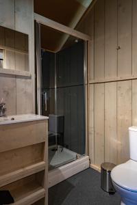 bagno con doccia, lavandino e servizi igienici di Luxe Lodge Tent ad Alphen