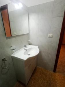 ガリポリにあるGallipoli Lungomareのバスルーム(白い洗面台、鏡付)
